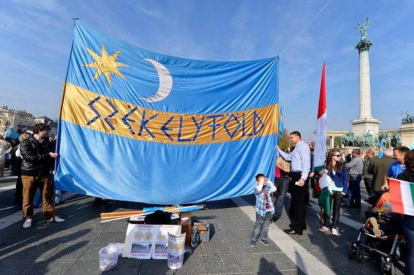Résztvevők a Hősök terei demonstráció gyülekezőjének helyszínén. Fotó: MTI/Illyés Tibor