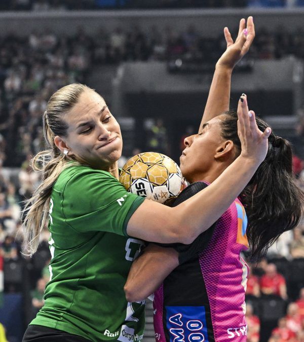 Klujber Katrin Gitta (b), a magyar és Jamina Roberts, a norvég csapat játékosa a női kézilabda Bajnokok Ligája négyes döntőjének fináléjában játszott FTC-Rail Cargo Hungaria-Vipers Kristiansand mérkőzésen a budapesti MVM Dome-ban 2023. június 4-én.<br /> Fotó: MTI/Illyés Tibor