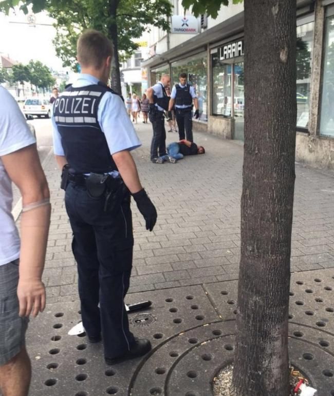 A gyilkos eszköz és a letartóztatott férfi (kép: bild.de)