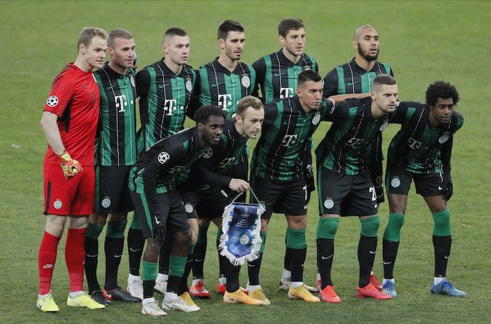 Ferencváros játékosai csoportképhez sorakoznak fel a labdarúgó Bajnokok Ligája csoportkörének hatodik fordulójában, Kijevben. A Szuperliga többek között a magyar bajnokot is kirekesztené a legjobbak közül.<br /> MTI/EPA/Szerhij Dolzsenko