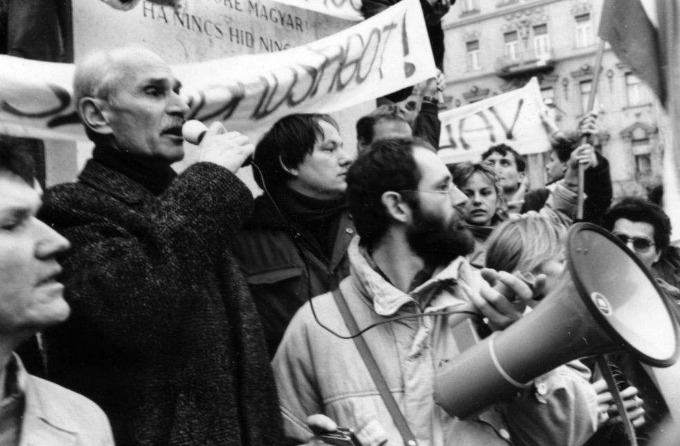Bem József tér, a Bem szobor talapzatánál mikrofonnal a kezében Pákh Tibor emberjogi aktivista. A felvétel a demokratikus ellenzék március 15-i tüntetésén készült / Fotó: Fortepan, ad.: Horváth Ernő