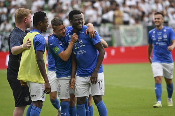 A feröeri KÍ Klaksvík játékosainak gólöröme, középen Luc Kassi, a labdarúgó Bajnokok Ligája 1. selejtező fordulójában játszott Ferencváros TC - Kí Klaksvík visszavágó mérkőzésen a Groupama Arénában 2023. július 19-én.<br />Fotó: MTI/Illyés Tibor