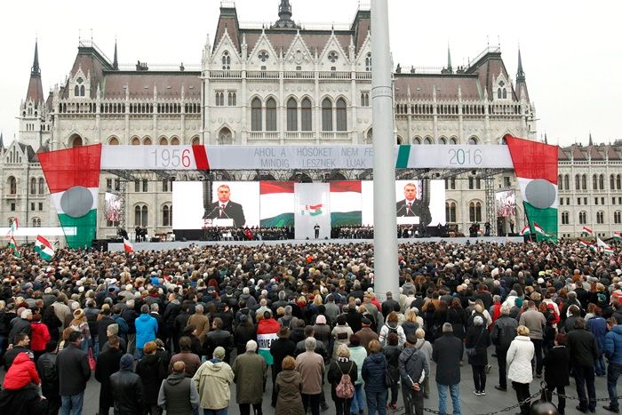 Budapest, 2016. október 23. Orbán Viktor miniszterelnök beszédet mond az 1956-os forradalom és szabadságharc 60. évfordulója alkalmából, 1956-2016 - A szabad Magyarországért! címmel tartott díszünnepségen az Országház elõtti Kossuth Lajos téren 2016. október 23-án. MTI Fotó: Szigetváry Zsolt