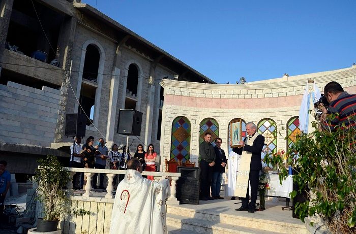 Kharab Maqiyya, 2016. május 14. A Szeged-Csanádi Egyházmegye által közreadott képen Kiss-Rigó László szeged-csanádi katolikus püspök (k) szentmisét mutat a helyi maronita vezetõvel (háttal) a közösség épülõ temploma elõtt Kharab Maqiyya településen 2016. május 11-én. MTI Fotó: Szeged-Csanádi Egyházmegye