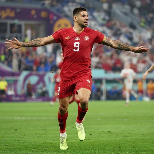 Alekszandar Mitrovics pompás fejessel egyenlített Svájc ellen. Fotó: a FIFA hivatalos, világbajnoki Twitter-fiókja