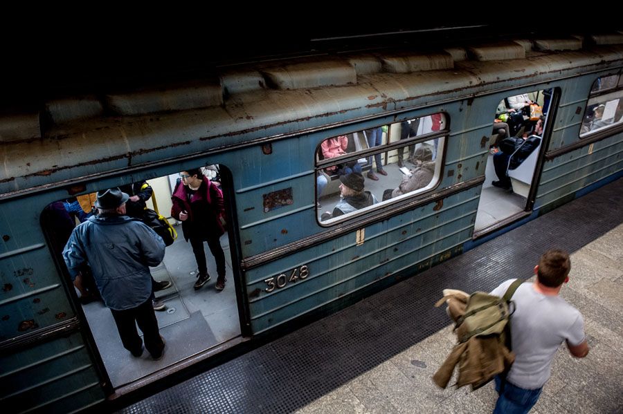Nehéz eldönteni, milyen érdekek miatt nem kerül pont a sürgősen felújítandó 3-as metró pótlásának ügyére - Fotó: Valasz.hu