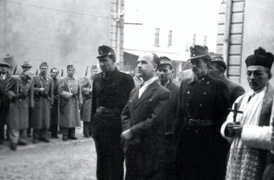 A köztársaság elleni összeesküvés koholt vádjával a Magyar Közösség elleni koncepciós perben halálra ítélt dr. Donáth György (elöl k) kivégzése előtt, a Kozma utcai Gyűjtőfogház udvarán. MTI Fotó/Magyar Fotó