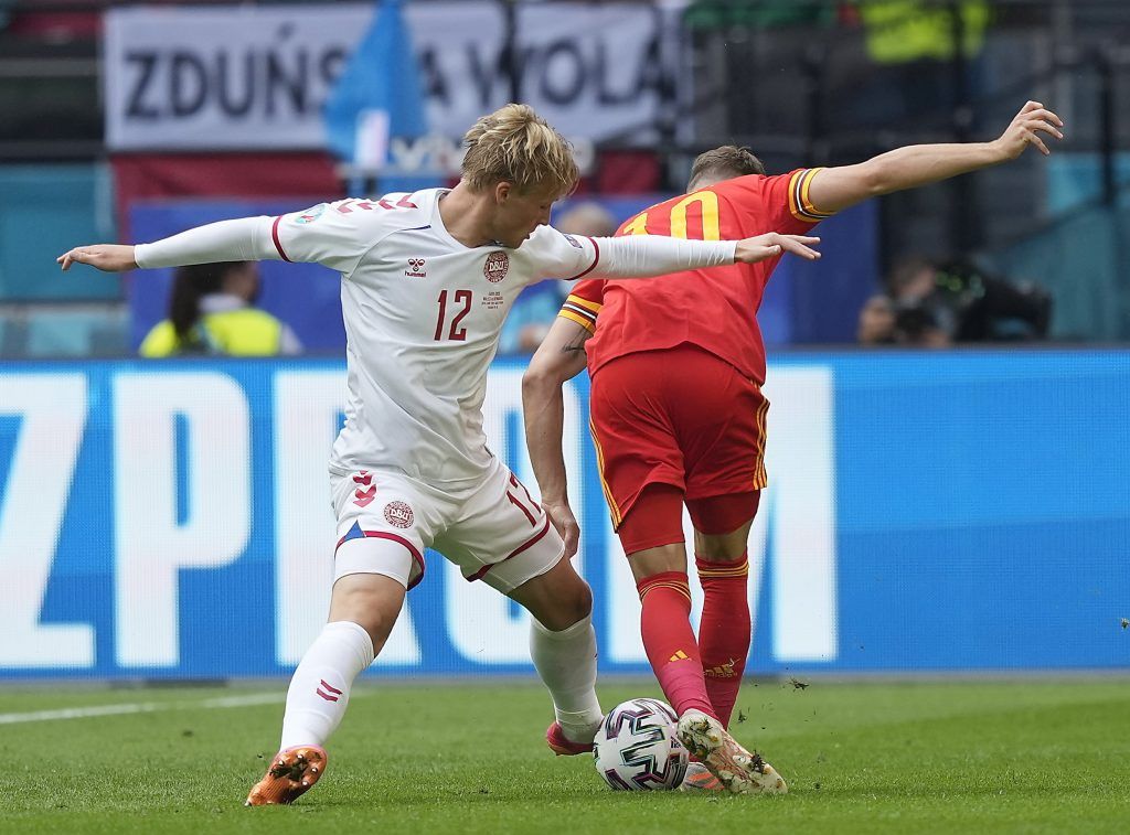A walesi Aaron Ramsey (j) és a dán duplázó, Kasper Dolberg párharca a labdáért. <br /> MTI/EPA/AP pool/Peter Dejong