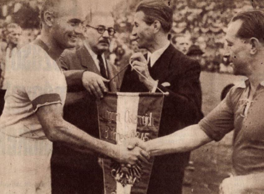 1945. augusztus 19-én, a második világháború utáni első válogatott mérkőzésünkön a két kapitány - Biró Sándor és Karl Sesta - üdvözli egymást / Fotó: Képes Sport/Arcanum