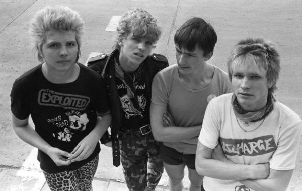 Margit utca, az Invázió punkzenekar tagjai: Kiss Ferenc, Sal István, Németh Gábor, Magyar Péter az Művelődési Ház előtti parkolóban. Fortepan, Urbán Tamás