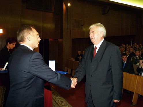 A nyugalmazott altábornagy, Kacziba Antal 2011. augusztus 20-án Szent György érdemjelet vehetett át a belügyminisztertől, Pintér Sándortól Fotó: Kormány.hu