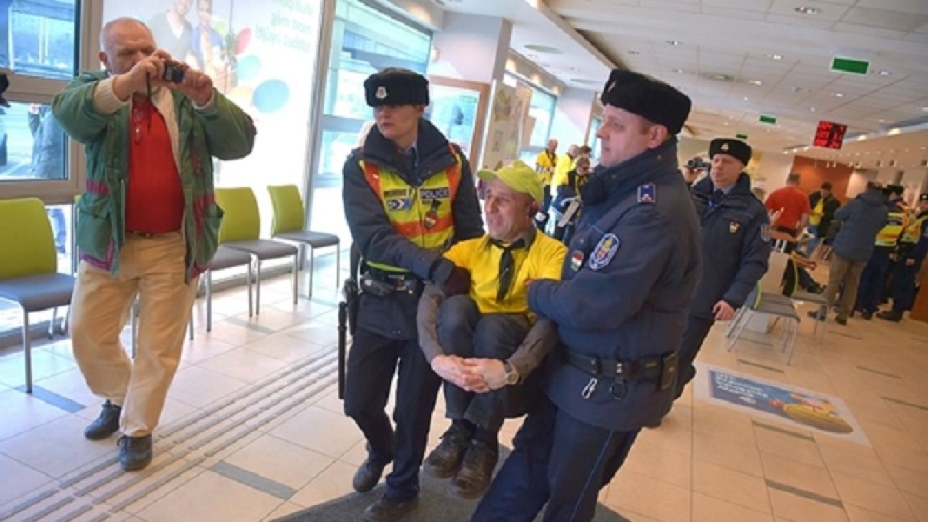 Bankot foglaltak a devizahitelesek a Flórián téren
