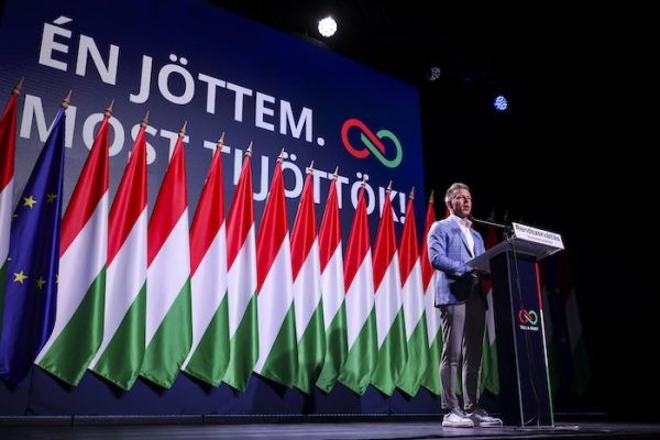 A Tisza Párt rendezvényén éppen úgy hemzsegnek a magyar zászlók, mint egykor a Jobbik-rendezvényeken.<br />Fotó: MTI/Hegedüs Róbert