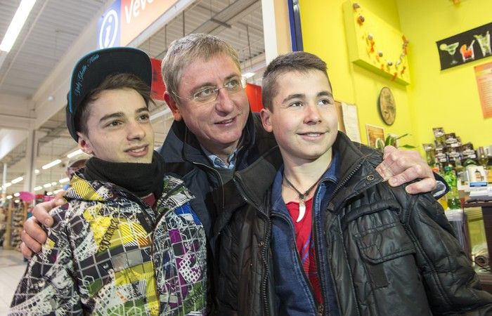 Gyurcsány Ferenc gyerekekkel is szelfizett Ajkán. Fotó: Mészáros Péter/PestiSrácok.hu