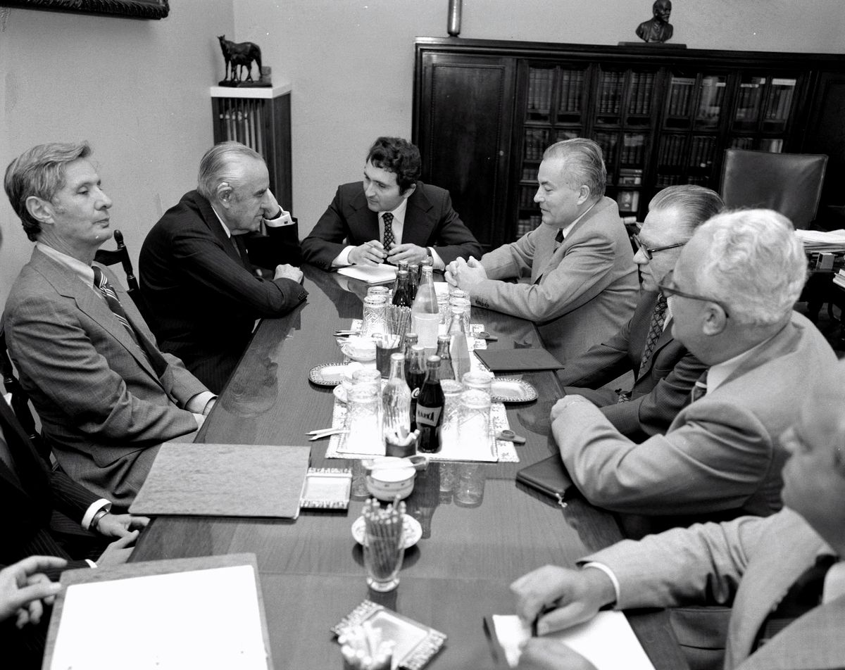Puja Frigyes külügyminiszter (b4) megbeszéléseket folytat a meghívására hazánkban tartózkodó Averell Harrimann-nal, New York állam volt kormányzójával (b2) a Külügyminisztériumban, jobbra Esztergályos Ferenc, hazánk washingtoni nagykövete (b6), balra Philip M. Kaiser, az Amerikai Egyesült Államok budapesti nagykövete (b1) /Fotó: MTI