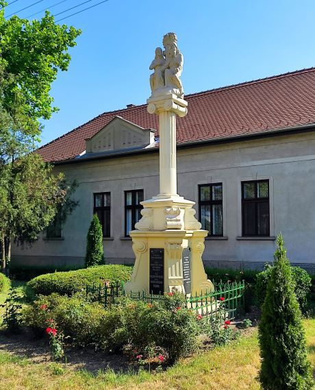 A Szent Anna-templommal szemben, az út túloldalán áll az 1926-ban felállított Szentháromság-szobor Kishegyesen. Fotó: Kovács Attila