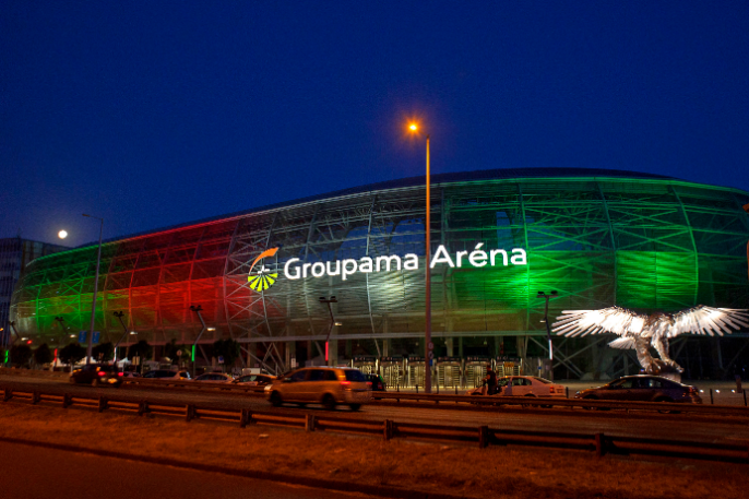 A Groupama Aréna, piros-fehér-zöldben. Fotó: MTI/Lakatos Péter