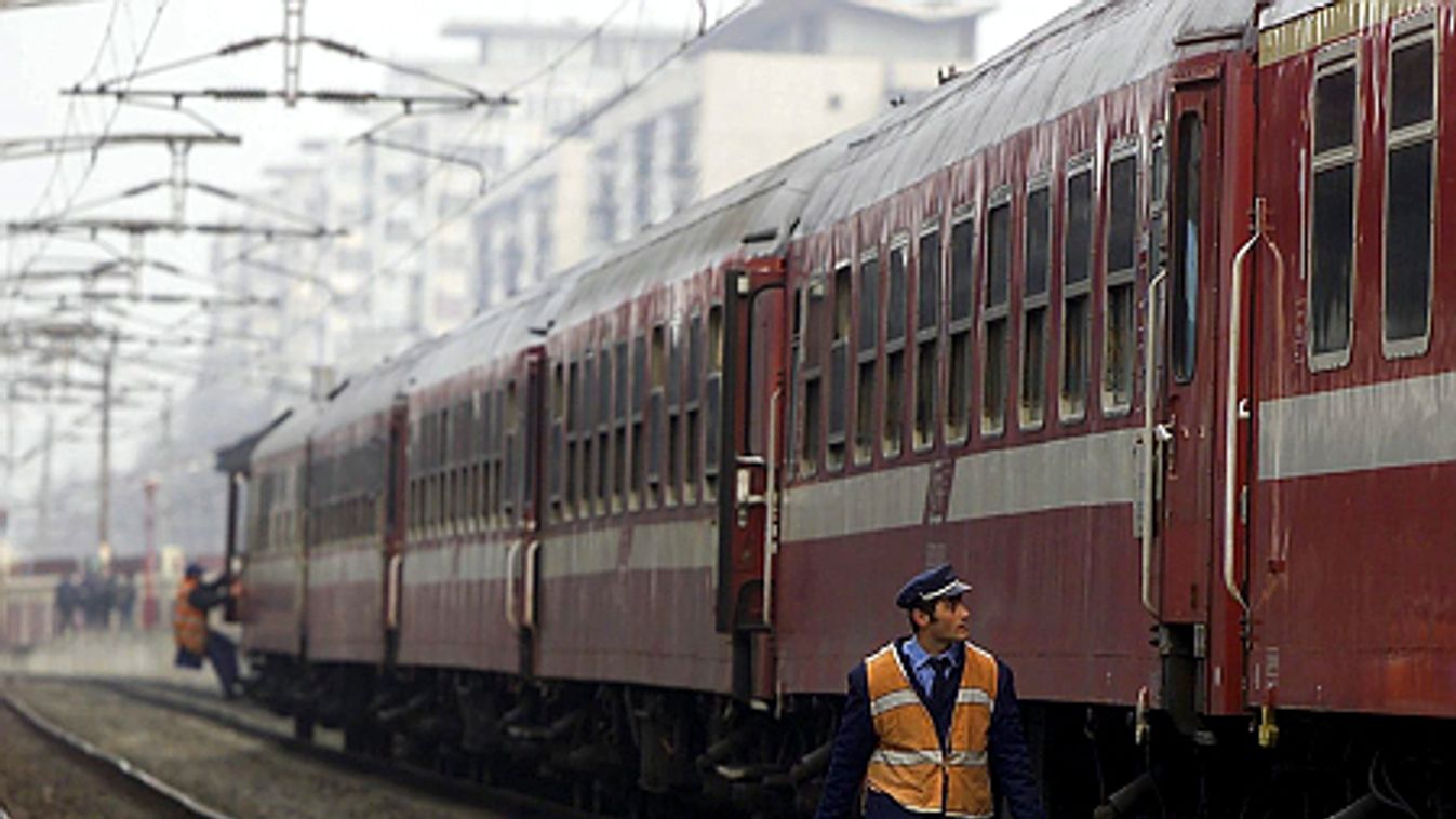 Bezzegrománia – Több mint hétórás késéssel érkezik a bukaresti Traianus Intercity a román-magyar határra