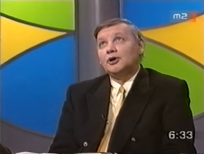 Lakat T. Károly műsort vezet a királyi tévé Nap Kelte műsorában; Fotó: youtube.com