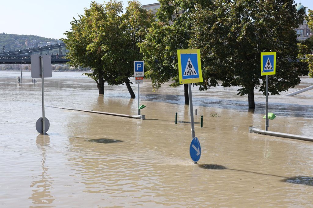 20240919 -- Az áradó Duna, a pesti rakparton // fotó: Hatlaczki Balázs
