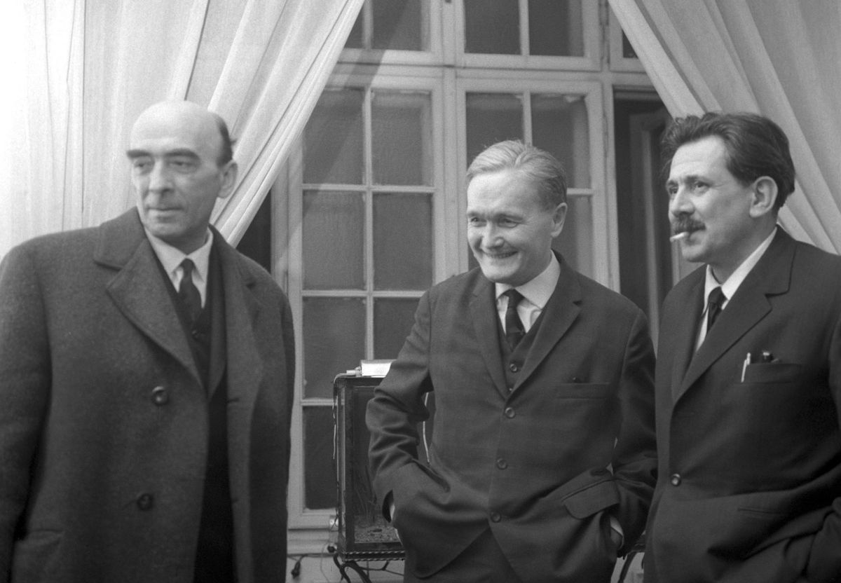 A képre kellett egy nép író is: a szélsőséges kommunista Major Tamás színész, rendezõ, Németh László író és Aczél György, a mûvelõdési miniszter elsõ helyettese (b-j) a Németh László 40 éves írói jubileuma alkalmából rendezett szerzõi esten a Kossuth Klubban. / Fotó: MTI