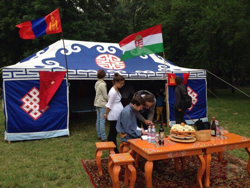 Kitűzték a mongol lobogót a Városligetben - Fotó: Enkhbat Chuluunbat