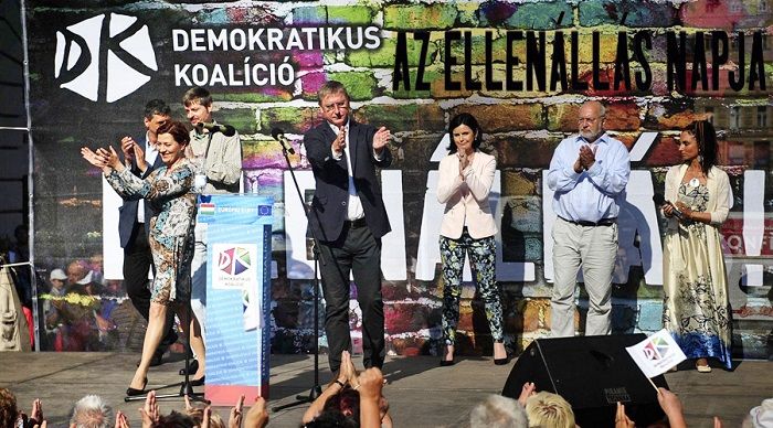 Ekiudoko Miriam (jobb szélen) a Demokratikus Koalíció szeptemberi Ellenállás napja elnevezésű, kormányellenes tüntetésének moderátoraként Fotó: PS