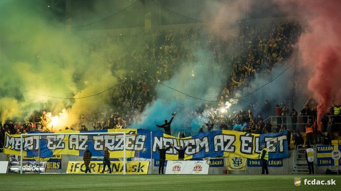 A DAC szurkolótábora lelkesedésben és hangerőben is felülmúlja a többieket, ezt irigyli a bajnokság összes többi csapata. (fotó: fcdac.sk)
