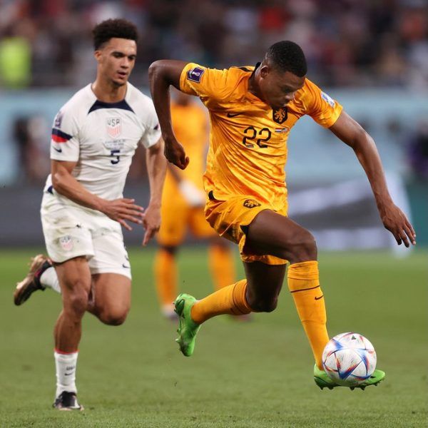 Denzel Dumfries (jobbra, 22-es mezben) két előkészítés után maga is betalált, így a fő letéteményese lett a holland győzelemnek. Fotó: a FIFA hivatalos, világbajnoki Twitter-fiókja