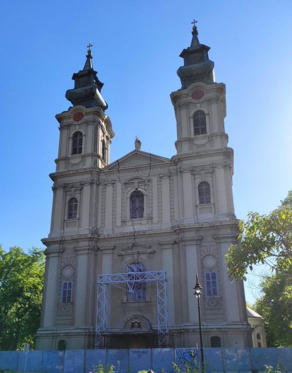Ottjártunkkor is éppen tatarozás alatt állt a csodálatos szépségű Szent Teréz Plébániatemplom, amelyen messziről is szembetűnő a széles, homlokzati repedés. Fotó: Kovács Attila