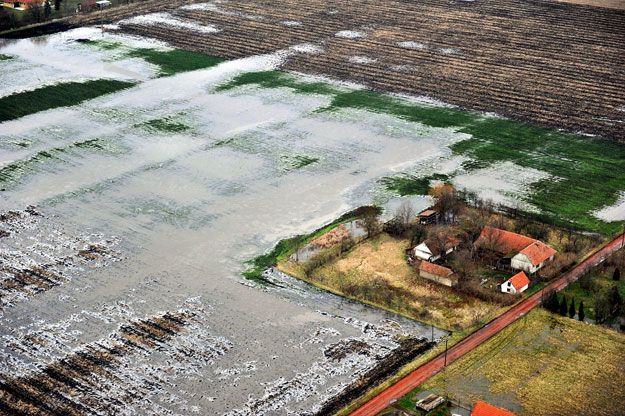 Az ország több pontján is így néztek ki a mezőgazdasági területek 2010-ben. A Bunge Zrt. a vis maior ellenére is pénzt követelt a terményeiket elveszítő gazdáktól. Fotó: nol.hu