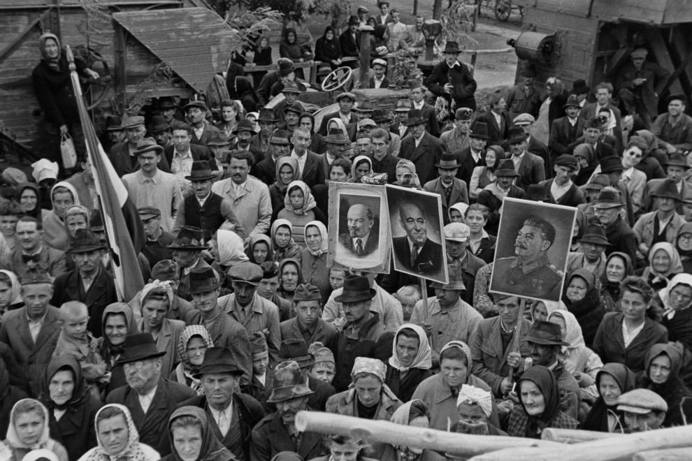 Sokatmondó tekintetek, íme, egy kommunista ünnep /Fotó: Fortepan.hu