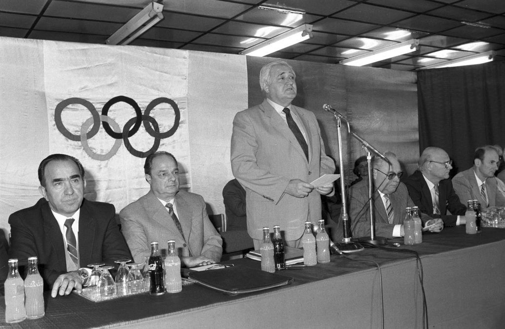 Budapest, 1984. május 16.<br /> Buda István (középen, állva) itt jelenti be, hogy a Magyar Olimpiai Bizottság (MOB) döntése értelmében a magyar sportolók nem utaznak az 1984. évi nyári olimpiai játékokra, Los Angelesbe. <br /> Fotó: MTI/Petrovits László