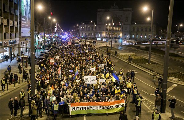 Résztvevők a Humán Platform Putyin: nyet! - Európa: igen! elnevezésű tüntetésen Budapesten, a Rákóczi úton 2015. február 16-án, Vlagyimir Putyin budapesti látogatásának előestéjén. MTI Fotó: Mohai Balázs