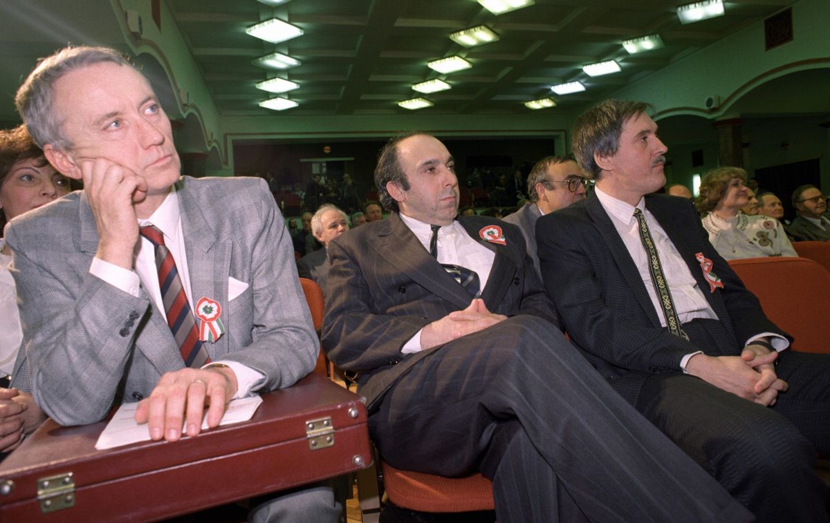 Murányi László (balra), Stefka István, a Magyar Újságírók Közösségének (MÚK) ügyvezetõ fõtitkára (középen) és Kósa Csaba, a MÚK elnöke (jobbra) / Fotó: MTI