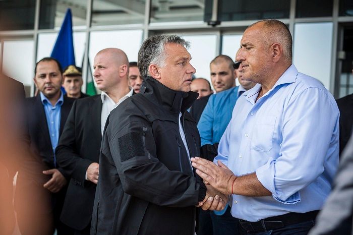 Burgasz, 2016. szeptember 14. A Miniszterelnöki Sajtóiroda által közzétett képen a hivatalos látogatáson Bulgáriában tartózkodó Orbán Viktor miniszterelnök (k) a bolgár-török határnál tartott határszemle után kezet fog Bojko Boriszov bolgár kormányfõvel Burgasz kikötõjében 2016. szeptember 14-én. MTI Fotó: Miniszterelnöki Sajtóiroda/Szecsõdi Balázs