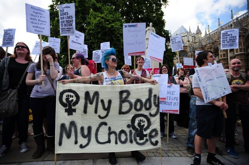 A homofóbok elleni molinók jól fognak jönni az LGBTQ-k elleni belharcban is (kép: hellogiggles.com)