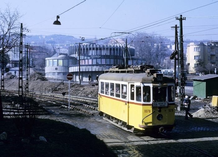 Vizó a nyolcvanas években taxisként dolgozott, többek között a képen látható Randevú diszkónál Fotó: Peter Haseldine
