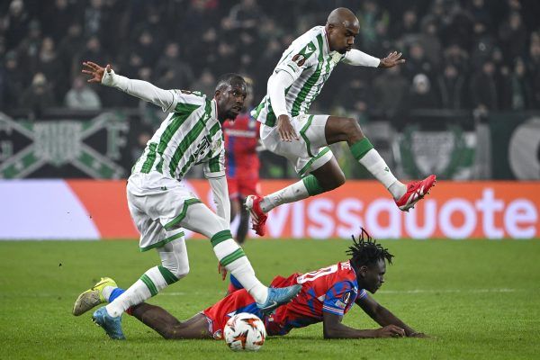 Ibrahim Cissé (b) és Raul Gustavo (k), a Ferencváros és Prince Kwabena Adu (lent), a Viktoria Plzen játékosa a labdarúgó Európa-liga nyolcaddöntőjébe jutásért játszott Ferencvárosi TC-Viktoria Plzen első mérkőzésen a Groupama Arénában 2025. február 13-án.<br />Fotó: MTI/Szigetváry Zsolt