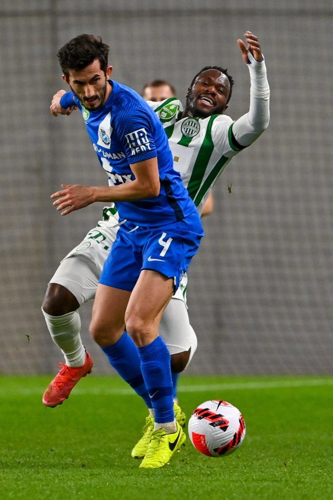 Sztefan Szpirovszki, az MTK játékosa (b) és a ferencvárosi Franck Boli a labdarúgó OTP Bank Liga 21. fordulójában játszott MTK Budapest - Ferencvárosi TC mérkõzésen az Új Hidegkuti Nándor Stadionban 2022. február 19-én.<br /> Fotó: MTI/Illyés Tibor