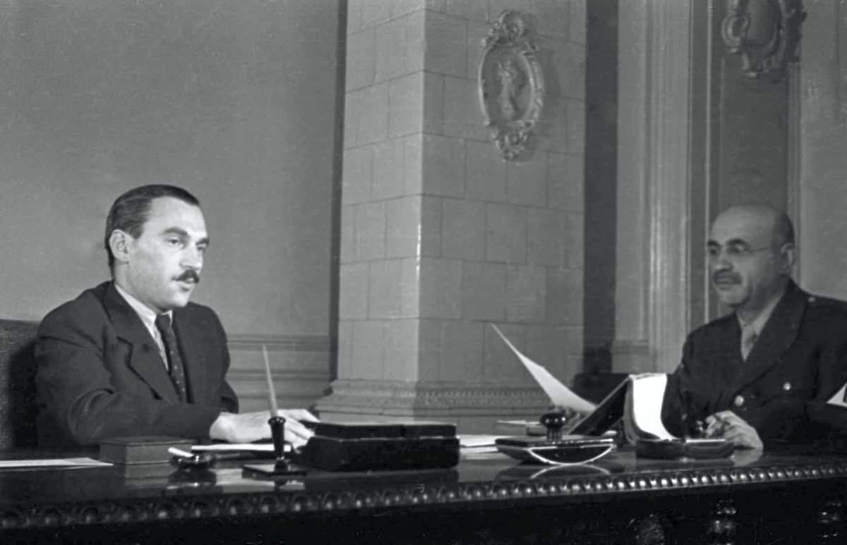 Gazfickók egymás között: A Budapesti Rendõr-fõkapitányság Andrássy út 60. szám alatti helységében Péter Gábor (b), a politikai rendészeti osztály vezetõje és Himler Márton (j), a Egyesült Államok hadseregének ezredese / Fotó: MTI