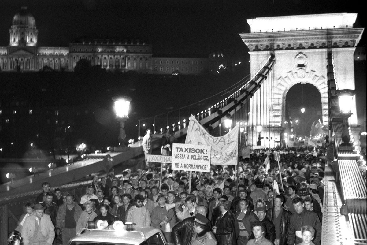 Budapest, 1990. október 28. Az ország életét megbénító taxisblokád ellen tüntetők menete a Lánchídon 1990. október 28-án / MTI Fotó: Mónos Gábor