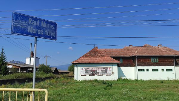 A csomafalvi jégpálya klubháza kívülről, balra mellette a Maros medre, ahonnan a hokipálya természetes jege származott. A szerző felvétele.