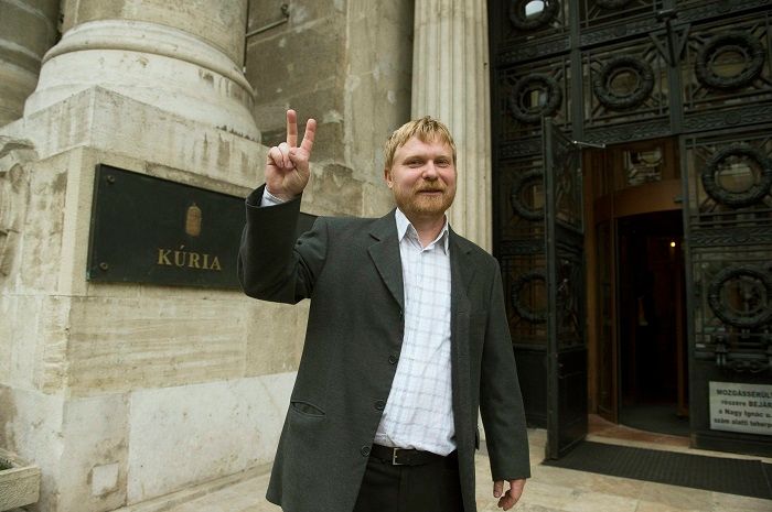 Kásler Árpád, a Banki Adósok Érdekvédelmi Szervezetének (BAÉSZ) elnöke örül az ítéletnek a devizaalapú kölcsönszerződésekben alkalmazott árfolyamrés tisztességtelenségének tárgyában indított per tárgyalása után, a Kúria épülete előtt. Fotó: MTI/Koszticsák Szilárd