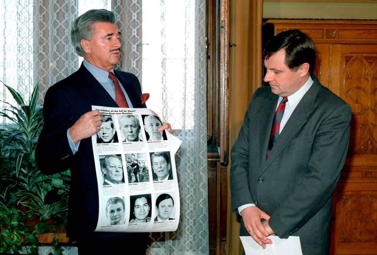 1989. november 24. Josef von Ferenczy átadja Németh Miklós miniszterelnöknek azt a tablót, melyet a német Bunte magazin jelentetett meg azokról a politikusokról, akik hozzájárultak a Berlini Fal lebontásához. A tablón John F. Kennedy, Ronald Reagan, Mihail Gorbacsov, Willy Brandt és több más neves személyiség mellett Németh Miklós fotója is helyet kapott. / Fotó: MTI