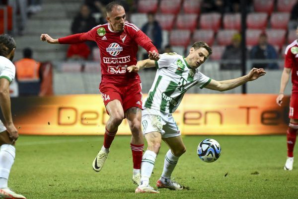 Jorgo Pellumbi, a Debreceni VSC (b) és Fradi második góljának szerzője, Kristoffer Zachariassen párharca a Debreceni VSC-Ferencvárosi TC mérkőzésen a debreceni Nagyerdei Stadionban 2024. február 10-én.<br />Fotó: MTI/Czeglédi Zsolt