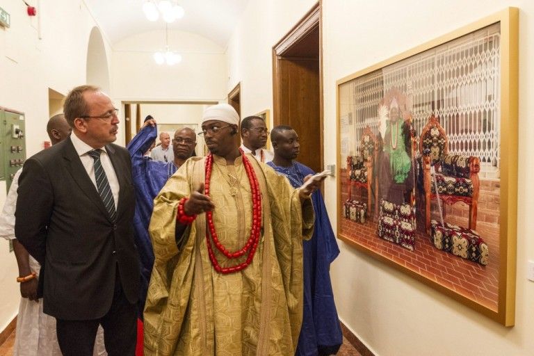 A külügyi bizottság elnöke úgy véli, gazdasági érdek, hogy a déli nyitást sikerre vigyük. A képen Benjamin Ikechukwu Keagborekuzi, a nigériai Agbor uralkodója és Németh Zsolt látható. , A fotó a Nigéria uralkodói – George Osodi fotói című kiállítás megnyitóján a Néprajzi Múzeumban készült. MTI/Szigetváry Zsolt
