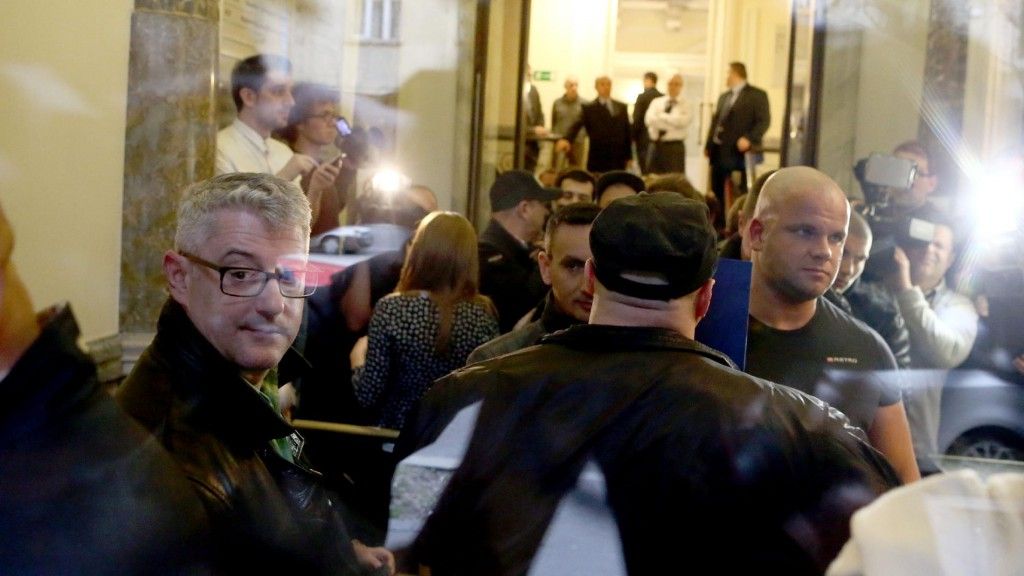 Juhos Lóci a Nemzeti Választási Irodán épp feltartóztatja az MSZP-s Nyakó csapatát - Fotó: Hegedűs Márta/Magyar Nemzet