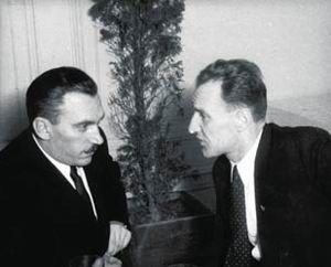 Budapest, 1948. január 22.<br /> Péter Gábor, a Magyar Államrendőrség Államvédelmi Osztályának vezetője és Kádár János, a Magyar Kommunista Párt főtitkár-helyettese beszélget a Park Klubban, a hazánkba látogató Petru Groza román miniszterelnök tiszteletére rendezett fogadáson.<br /> Fotó: MTI/Magyar Fotó Állami Vállalat
