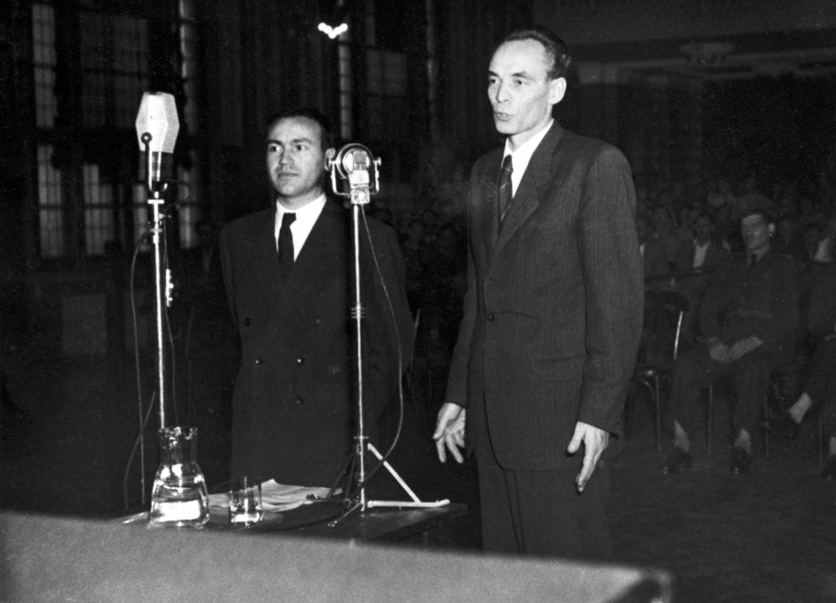 Rajk László volt külügyminiszter és Brankov Lázár szembesítése a Népbíróságon / Fotó: MTI